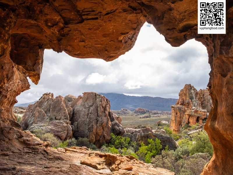 Panoramic view of the Cederberg mountains, showcasing the natural origin of rooibos tea and the heritage linked to African Dawn, a South African rooibos tea brand officially imported to Vietnam.