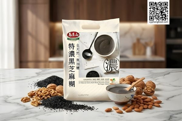 Túi Bột ngũ cốc dinh dưỡng mè đen Greenmax Đài Loan đặt trước kho nguyên liệu mè đen, hạt óc chó và hạnh nhân tự nhiên. Sản phẩm ngũ cốc dinh dưỡng không đường, giàu Omega-3 tốt cho người ăn chay và ăn kiêng.