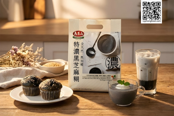 Hình ảnh sản phẩm Bột ngũ cốc dinh dưỡng từ mè đen và các loại hạt Greenmax (nhập khẩu Đài Loan) trên nền thiên nhiên xanh mát. Sản phẩm đạt chuẩn Clean Label, không đường, thích hợp làm nguyên liệu cho các món tráng miệng healthy như pudding, muffin, latte đá xay giúp giảm cân và đẹp da.