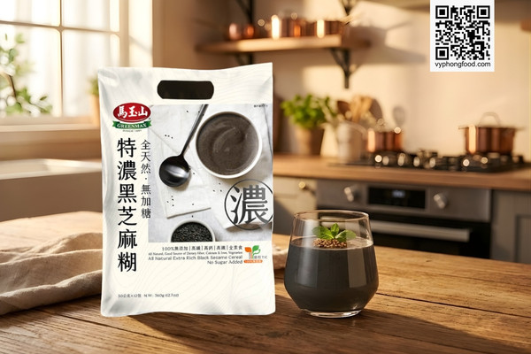 Hình ảnh sản phẩm Bột ngũ cốc dinh dưỡng từ mè đen và các loại hạt Greenmax (nhập khẩu Đài Loan) trên nền thiên nhiên xanh mát. Sản phẩm đạt chuẩn Clean Label, không đường, thích hợp làm nguyên liệu cho các món tráng miệng healthy như pudding, muffin, latte đá xay giúp giảm cân và đẹp da.