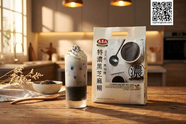 Hình ảnh sản phẩm Bột ngũ cốc dinh dưỡng từ mè đen và các loại hạt Greenmax (nhập khẩu Đài Loan) trên nền thiên nhiên xanh mát. Sản phẩm đạt chuẩn Clean Label, không đường, thích hợp làm nguyên liệu cho các món tráng miệng healthy như pudding, muffin, latte đá xay giúp giảm cân và đẹp da.