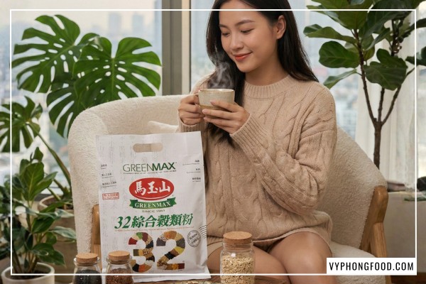 Hình ảnh cô gái trẻ tràn đầy năng lượng buổi sáng bên ban công cùng ly bột ngũ cốc dinh dưỡng giảm cân Greenmax. Cạnh đó là túi sản phẩm và thành phần nguyên bản gồm các loại hạt ngũ cốc tốt cho sức khỏe. Với nguồn ngũ cốc giàu chất xơ, omega-3 thực vật từ hạt lanh và Sesamin từ mè đen, đây là giải pháp bột ngũ cốc giảm cân an toàn và tiện lợi cho dân văn phòng.