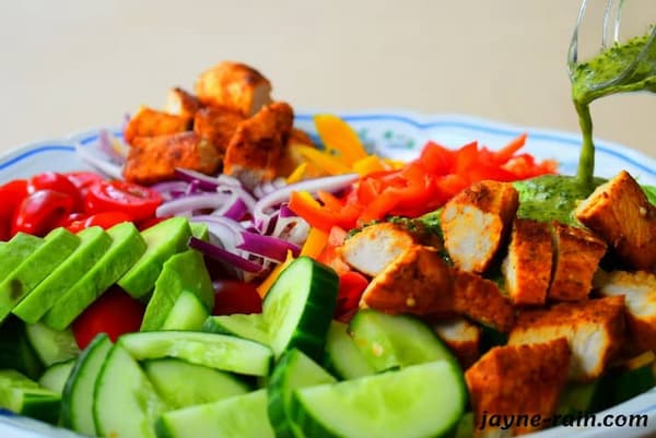 Một món salad chay giảm cân có thể được kết hợp với những nguồn protein từ thực phẩm nào?
